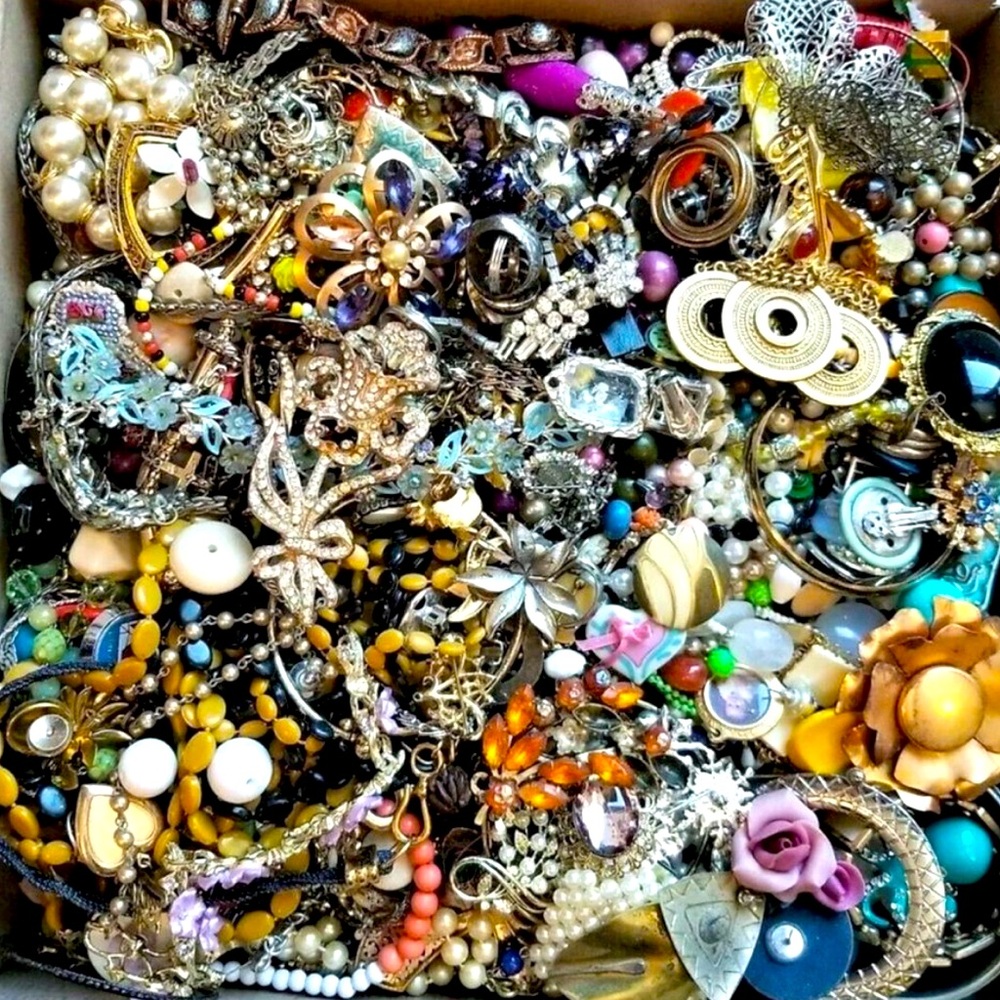- SALE!!  20 Pieces or more.Lbs Random unearth jewelry.WARING. WEARING ,WHEREIN?